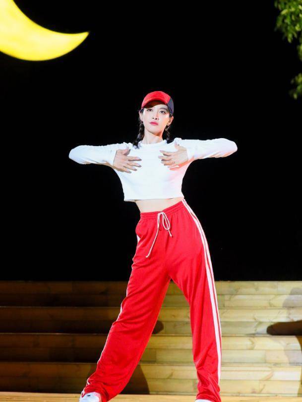 宋茜为显腿长拼了,将牛仔裤塞进长靴里,这双腿怕是圈内最细_穿着_显得