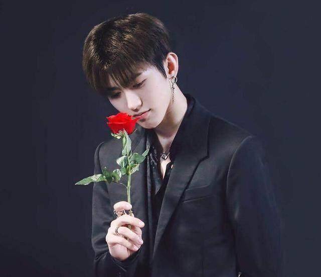 蔡徐坤钟汉良暖心,霍建华画风清奇,她却拿给狗用_时候_佩奇_蔡依林