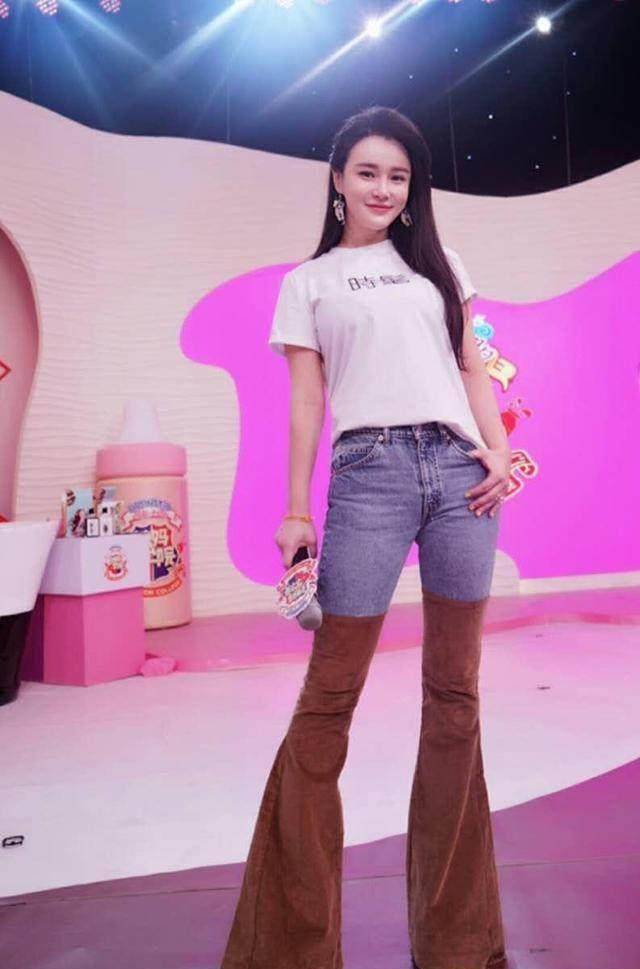 和皱市明出席活动的时候,冉莹颖身穿黑色刺绣修身短裙,胸前透视的设计