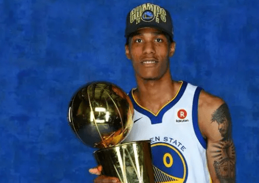 23岁夺三连冠,历史第一,25岁被裁无球可打,离开勇士,懊悔吗?