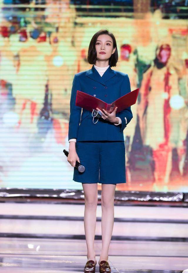 穿西装不系纽扣露出bra,性感马甲线太绝了_气质_造型_时尚