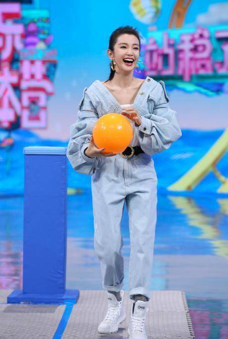 特别的潮流,牛仔衣牛仔裤,打扮很休闲,有年轻人的感觉,李冰冰因为没有