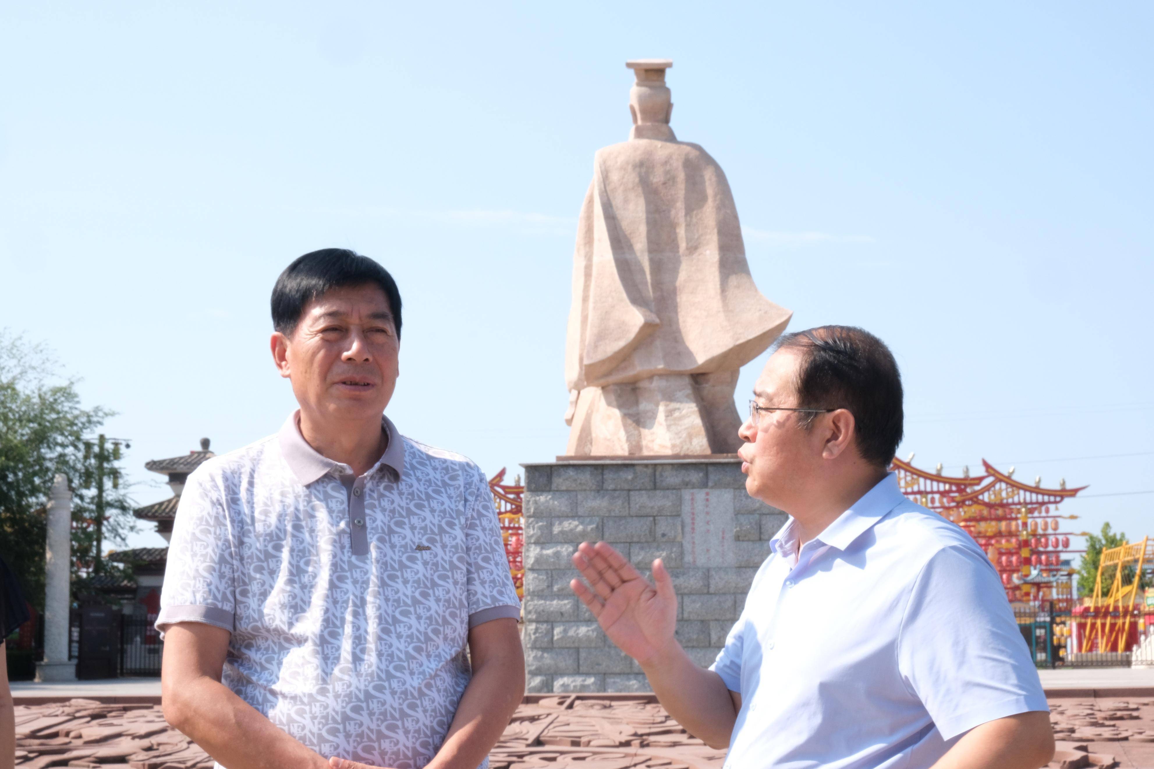 县委书记李玉涛中午专程赶来和制片人见面并强调:"高邑县与刘秀文化息