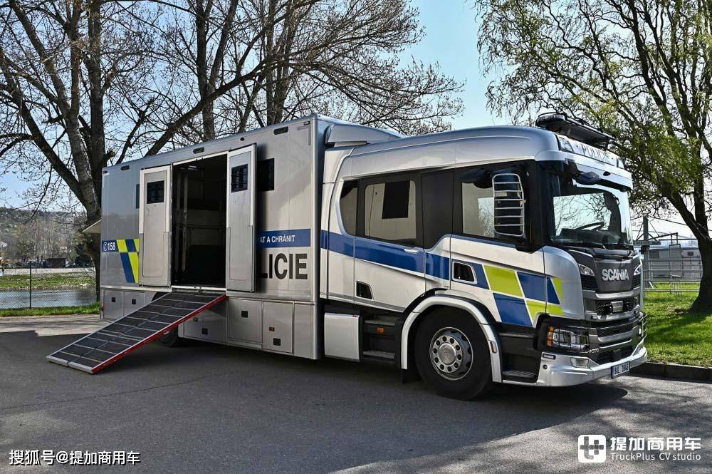 帅出新高度,带您看捷克骑警定制的马匹运输卡车,斯堪尼亚就是帅_车辆