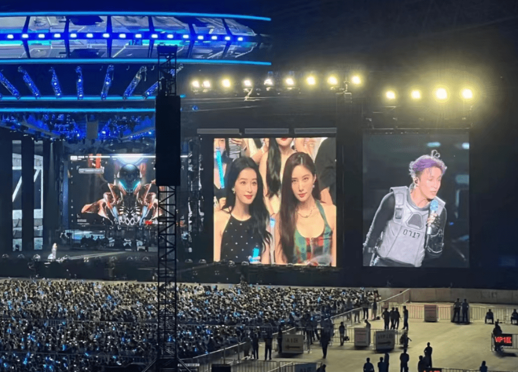 演唱会人山人海,座无虚席,当天孙怡与吴优闺蜜二人也没有戴口罩,亮眼