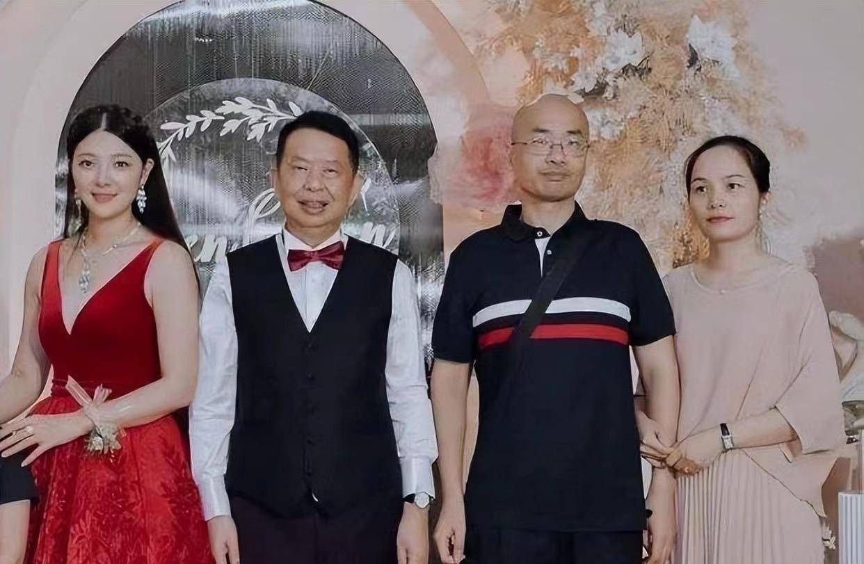 63岁矿产老板陈景河痛失爱妻,一年后迎娶模特娇妻,称真爱无界限_赖