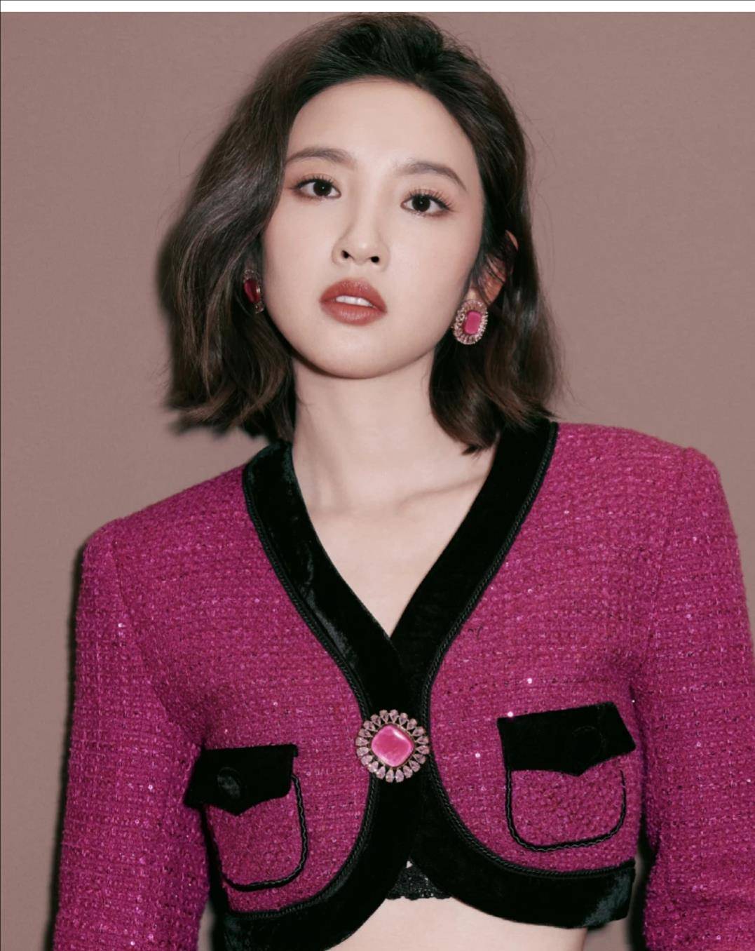 基础款刘海更时尚空气刘海最大的特点就是中间短,脸颊两边长.