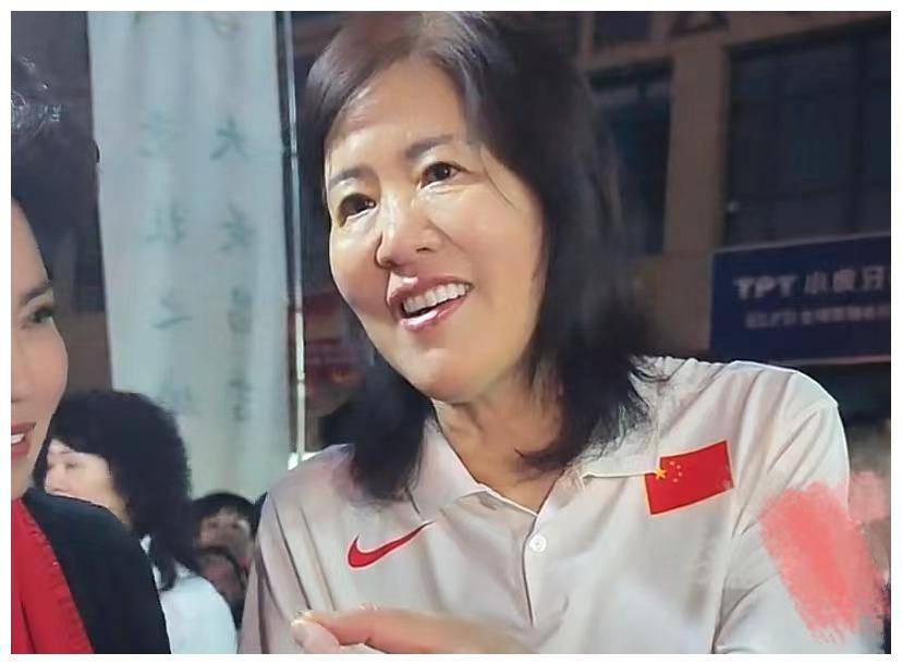 郎平新疆逛夜市吃马牙瓜子!