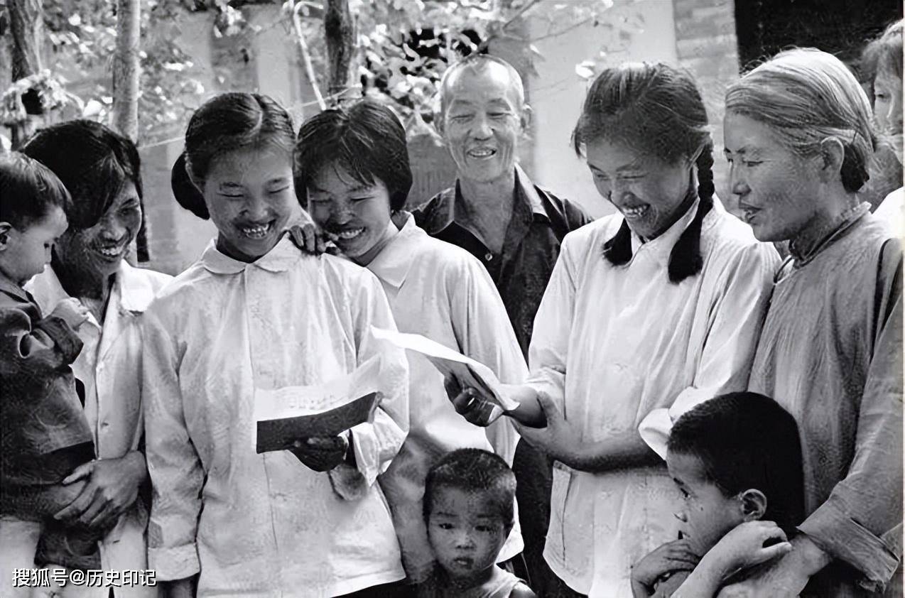 县高中应届毕业生16岁的孪生姐妹丁爱菊(右二)丁爱莲(右三)分别以509