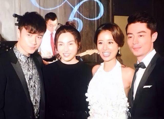 古巨基55岁老婆同框林心如,打扮虽然朴素低调,但气质却一点不差_礼服