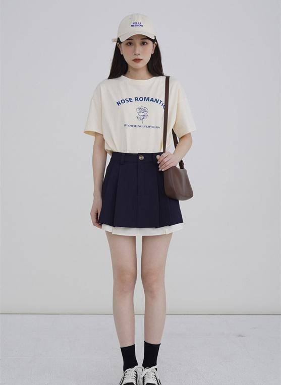 穿短裙的时候,可以将短裙的腰部抬高,这样可以很好的拉长腿部线条