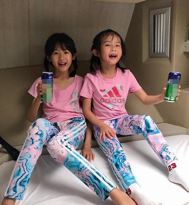 陆毅晒一家合照,12岁的贝儿,腿比妈妈的还长,比妹妹的还细_父母_生日