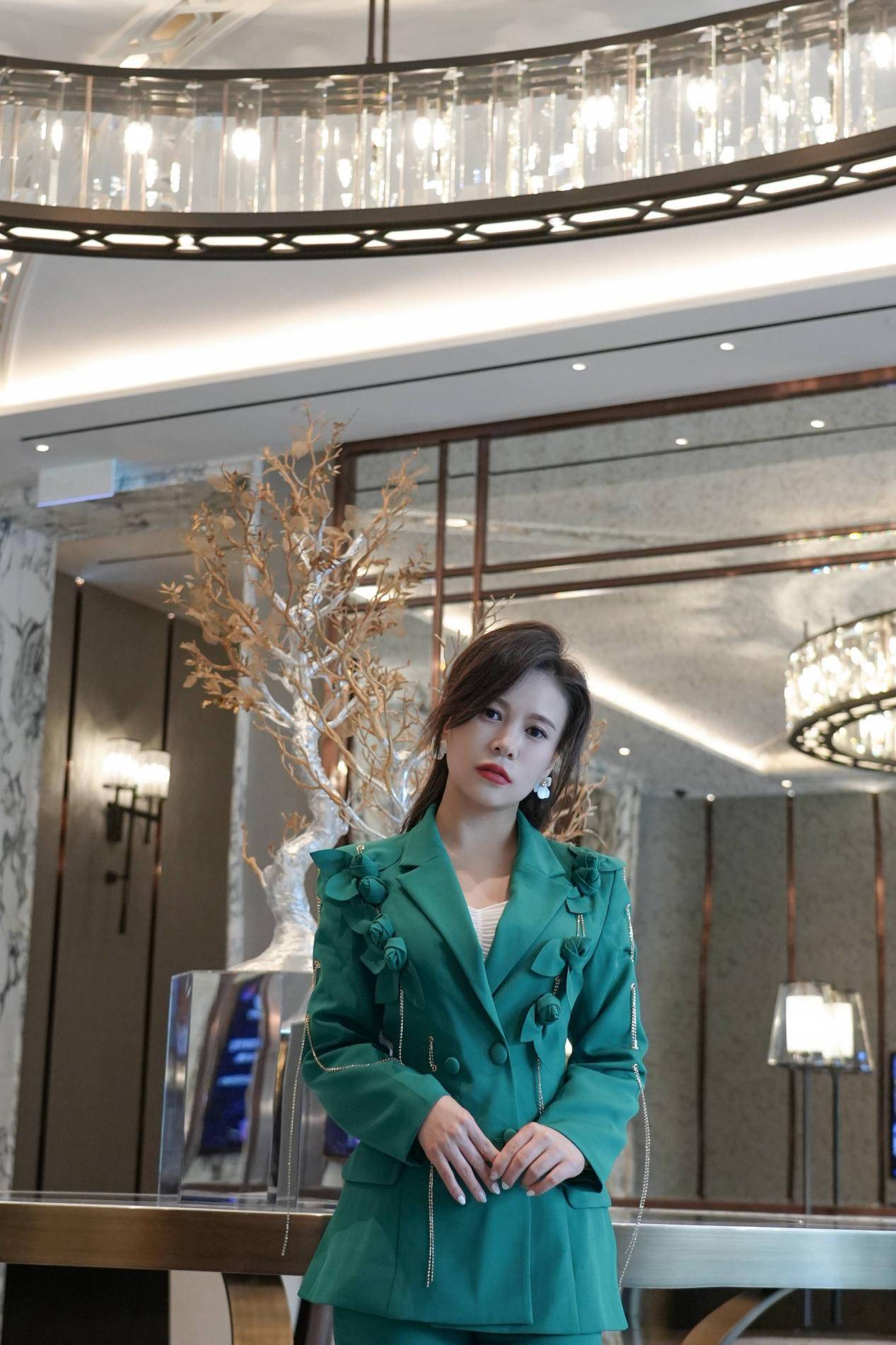 主持人刘美希绿色改良西服套装专业中不乏活泼,同色