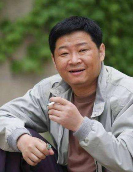 张立国两位搭档,截然不同的人生:一个养鸡成富翁,一个被封_赵亮_李