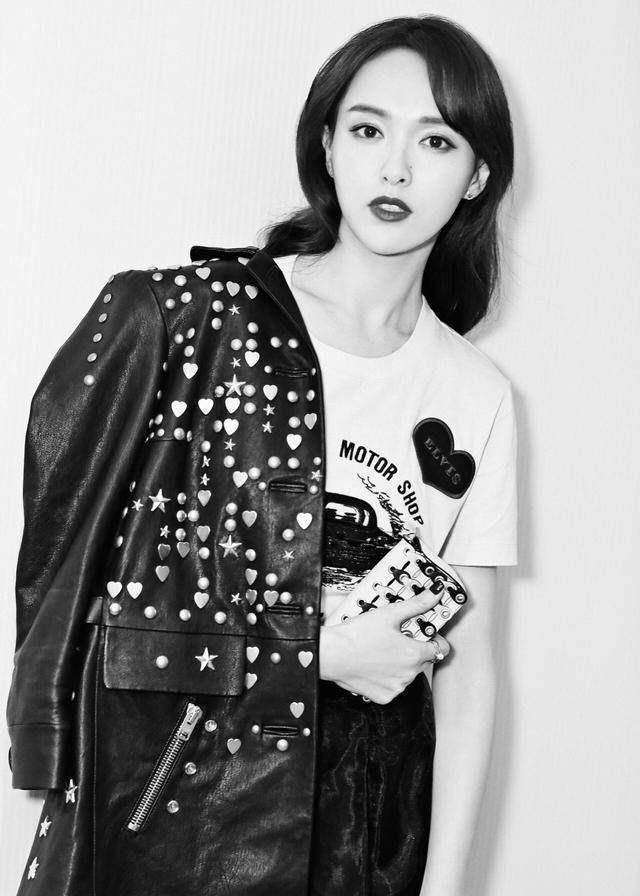 唐嫣皮衣外套配半裙,这穿搭,就是美,今年开春流行这样穿_时尚_安利_皮