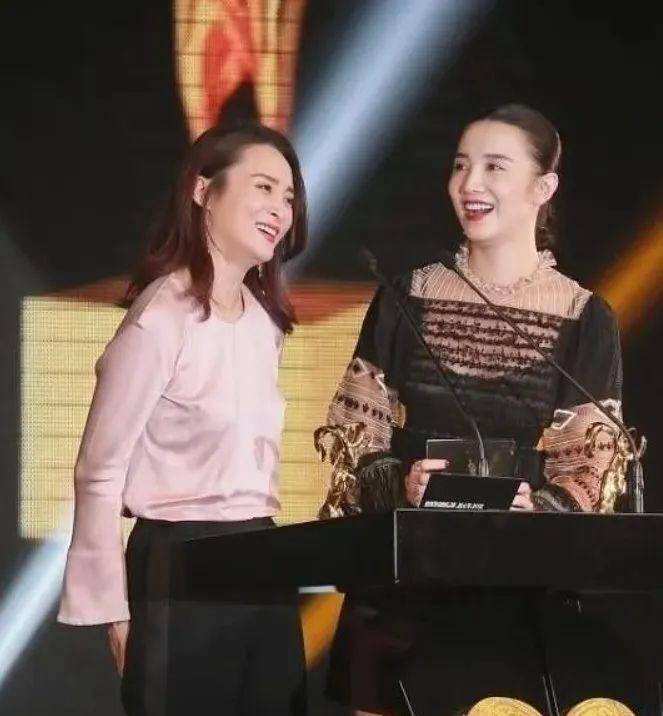 42岁宋佳同框47岁蒋勤勤输惨了,年龄差距不明显,气质一目了然_时尚