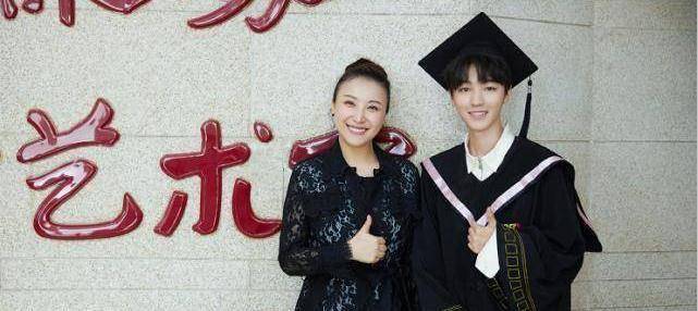 王俊凯回学校拍毕业照,稳居c位太耀眼,关晓彤素颜拍摄成赢家_样子