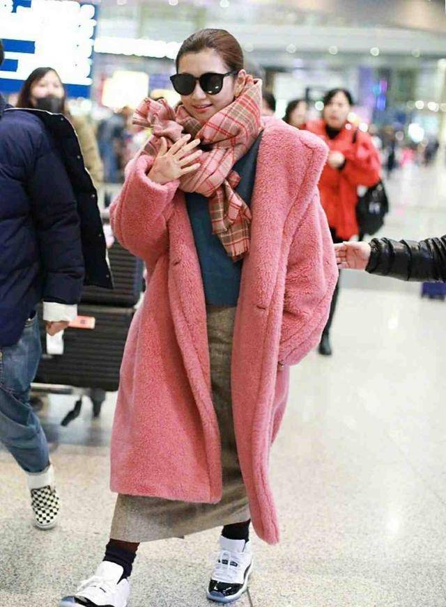 穿绒毛大衣走机场,包得像粽子却意外时髦_衣服_围巾_粉色