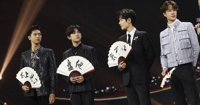 李现沉稳千玺酷,肖战阳光王一博戴眼镜好文艺_镜头_手势_西装