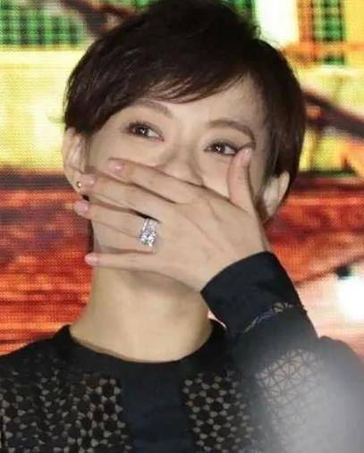 孙俪高调出门,开几百万敞篷豪车上街,实力拉风