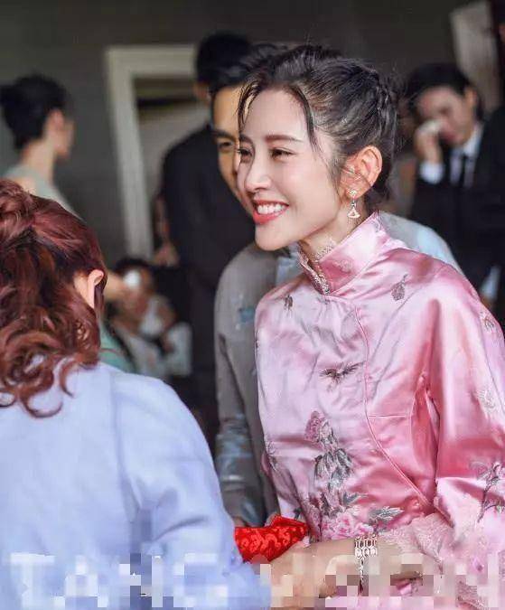 唐艺昕给父母斟茶哭成泪人,张若昀温柔为老婆擦眼泪,被他俩甜哭_宋茜