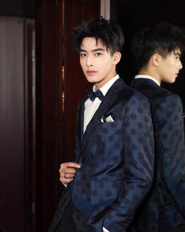 宋威龙到机场了,状态不佳,还是穿西装比较精神!_样子_穿着_活动