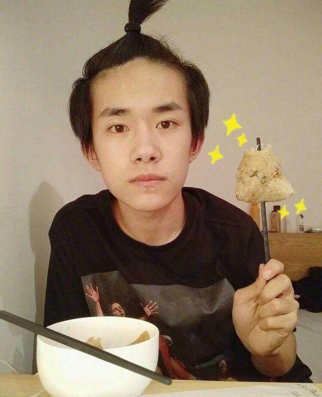 王俊凯手拿鲜花表白,网友:小凯同学越来越浪漫了_自拍_大佬_风格