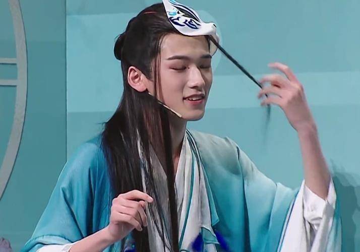 宋亚轩跳舞太用力将衣服扯坏,破洞位置不忍直视,网友:你才17岁呀