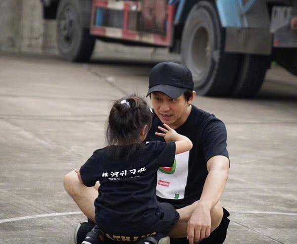 孙俪晒探班照,邓超与儿女打篮球互动超有爱,每次离家拍戏都会哭_超哥