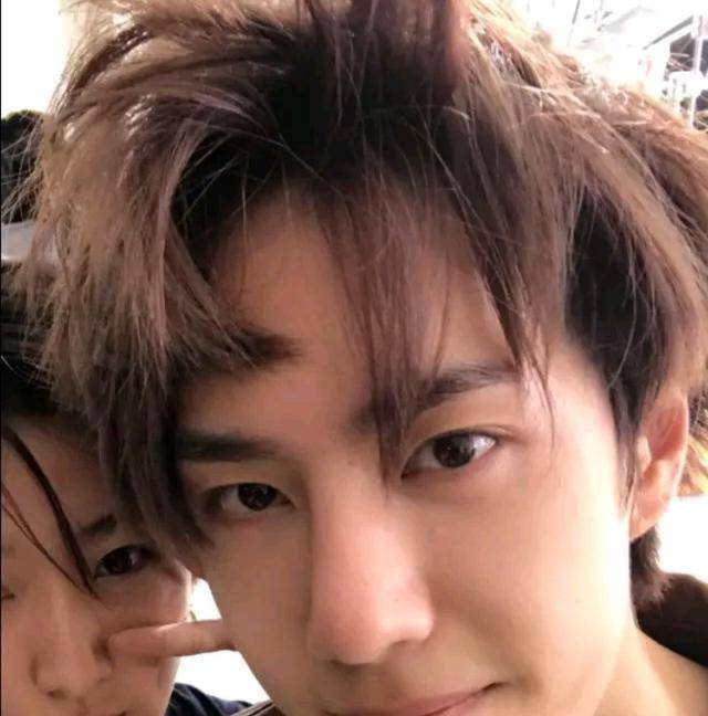 素颜的王一博与路人合影,不愧是酷盖,不怕外貌_帅哥_kugai_王一宝