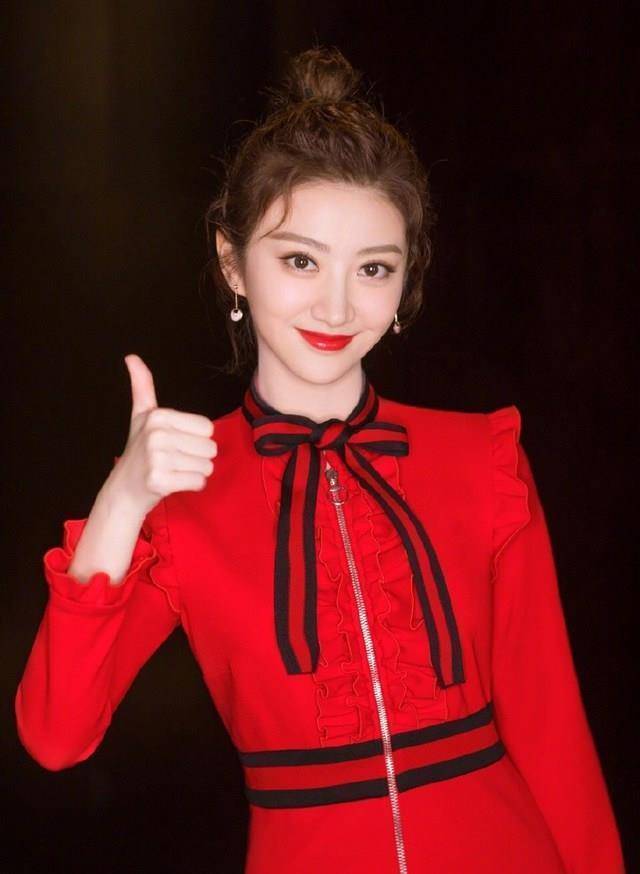 在春晚舞台上,景甜亮相春晚舞台搭档李易峰,江疏影一同献唱《赞赞新