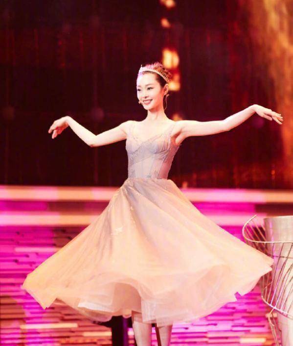 宋轶终于不再低调,穿吊带礼裙很惊艳,薄纱裙摆有万种风情_造型_黑色