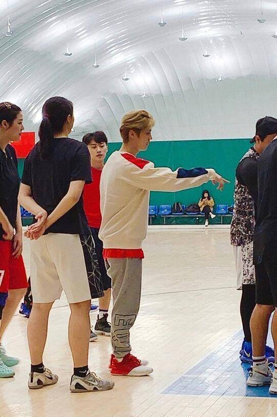 鹿晗邓超深夜打篮球,关晓彤场边默默等候太甜了_恋情_低调_王牌