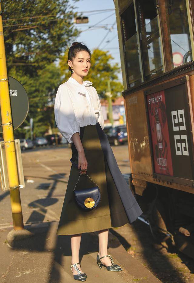《爱上特种兵》李沁穿衣搭配自己的个性,美得不要不要的了_镂空_白色