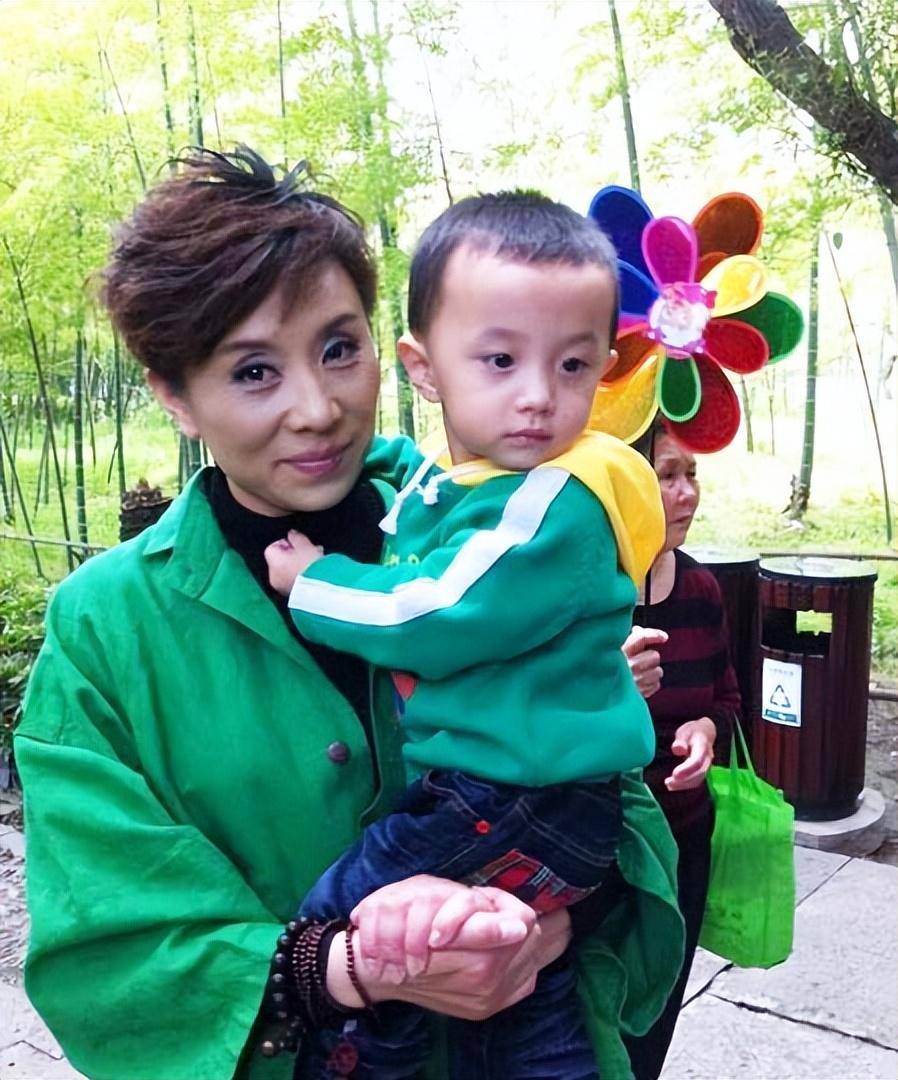 越剧名家吴凤花:因演戏被毁容,嫁画家丈夫现在怎样了?_剧照_角色_绍兴