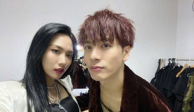 王嘉尔和女粉合照时捂紧衣领,简直是男德毕业班的优秀学员!