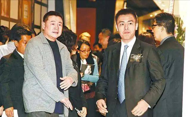 近况曝光,与名媛姐妹出海游玩,站c位高颜值抢眼_倪震_刘銮雄_香港