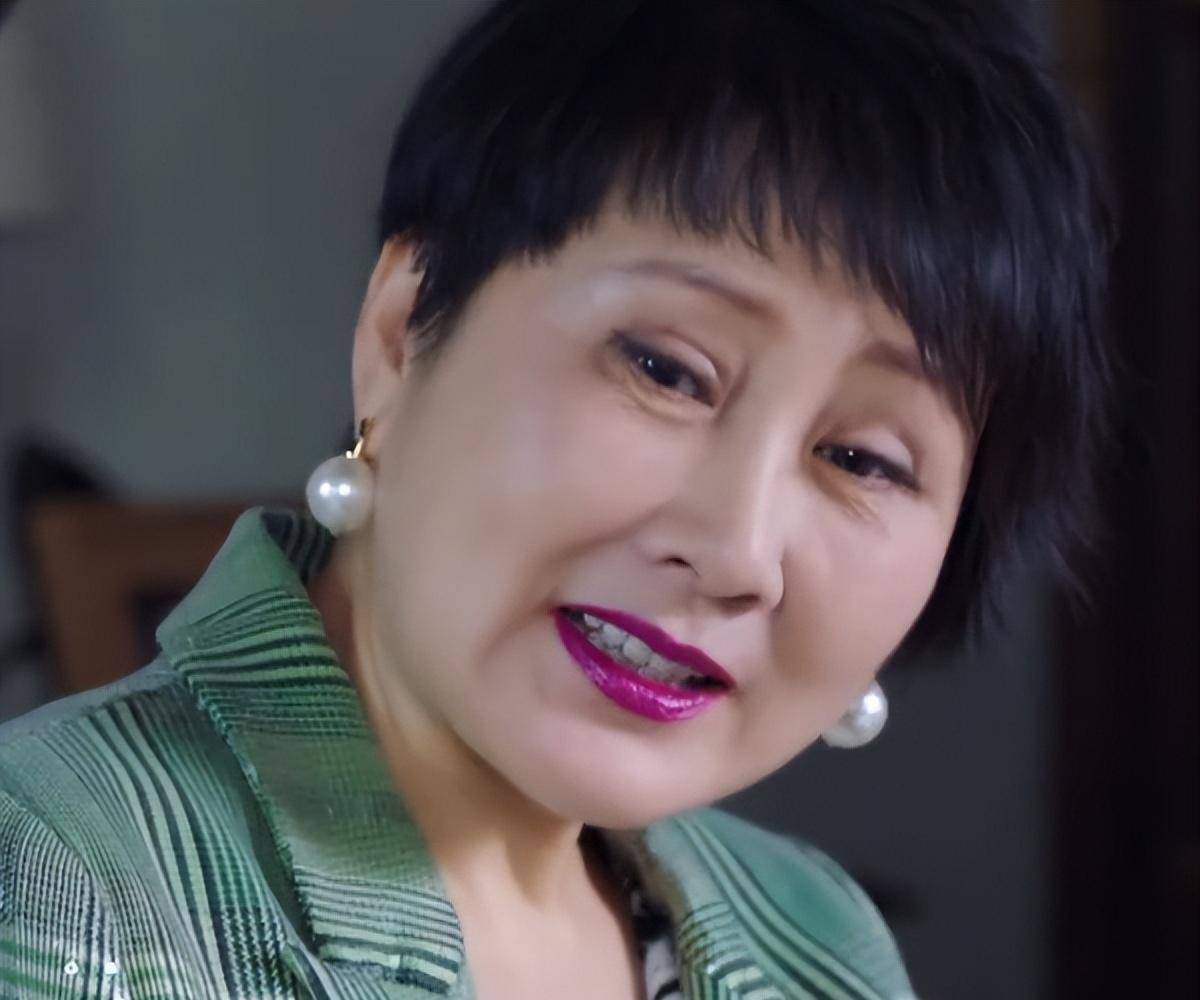 张凯丽放飞自我,60岁了还浓妆艳抹,有点辣眼睛啊_谢淑娜_女儿_陈曦