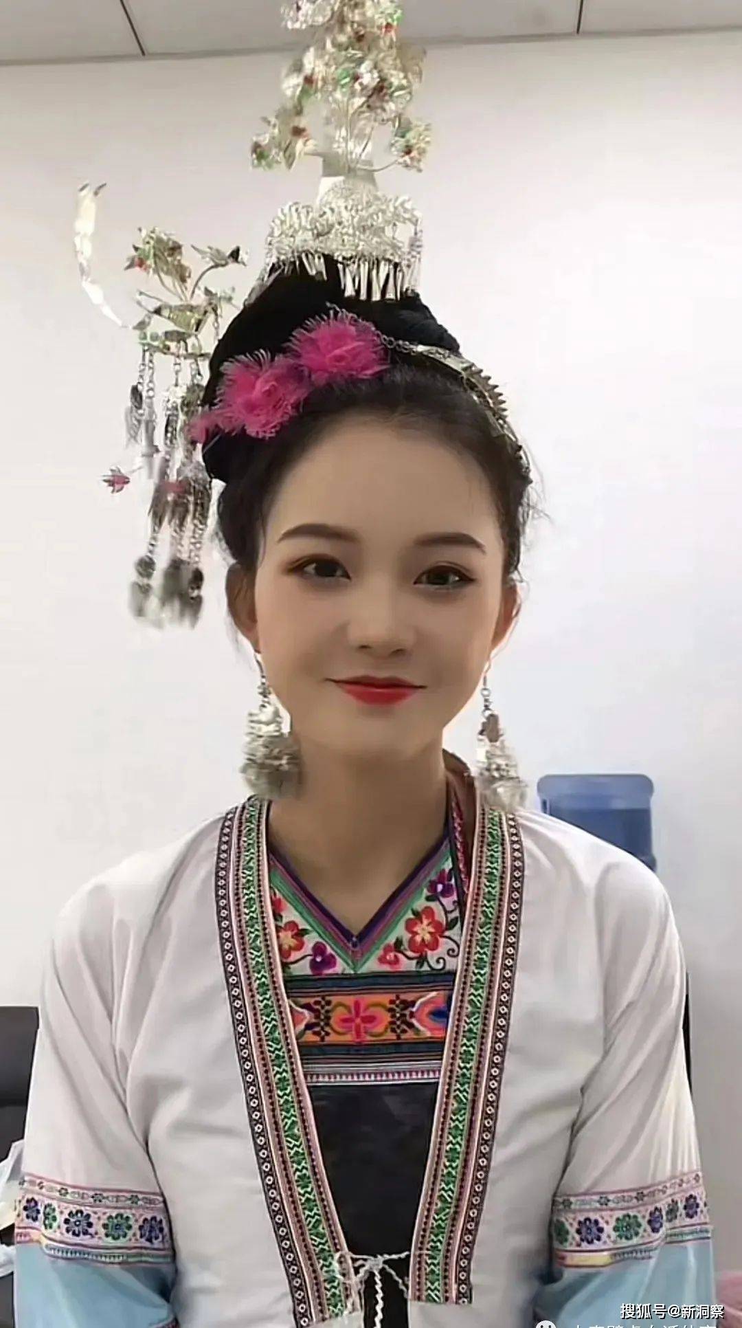 "贵州村超"的美女们!_榕江县_网友_的足球