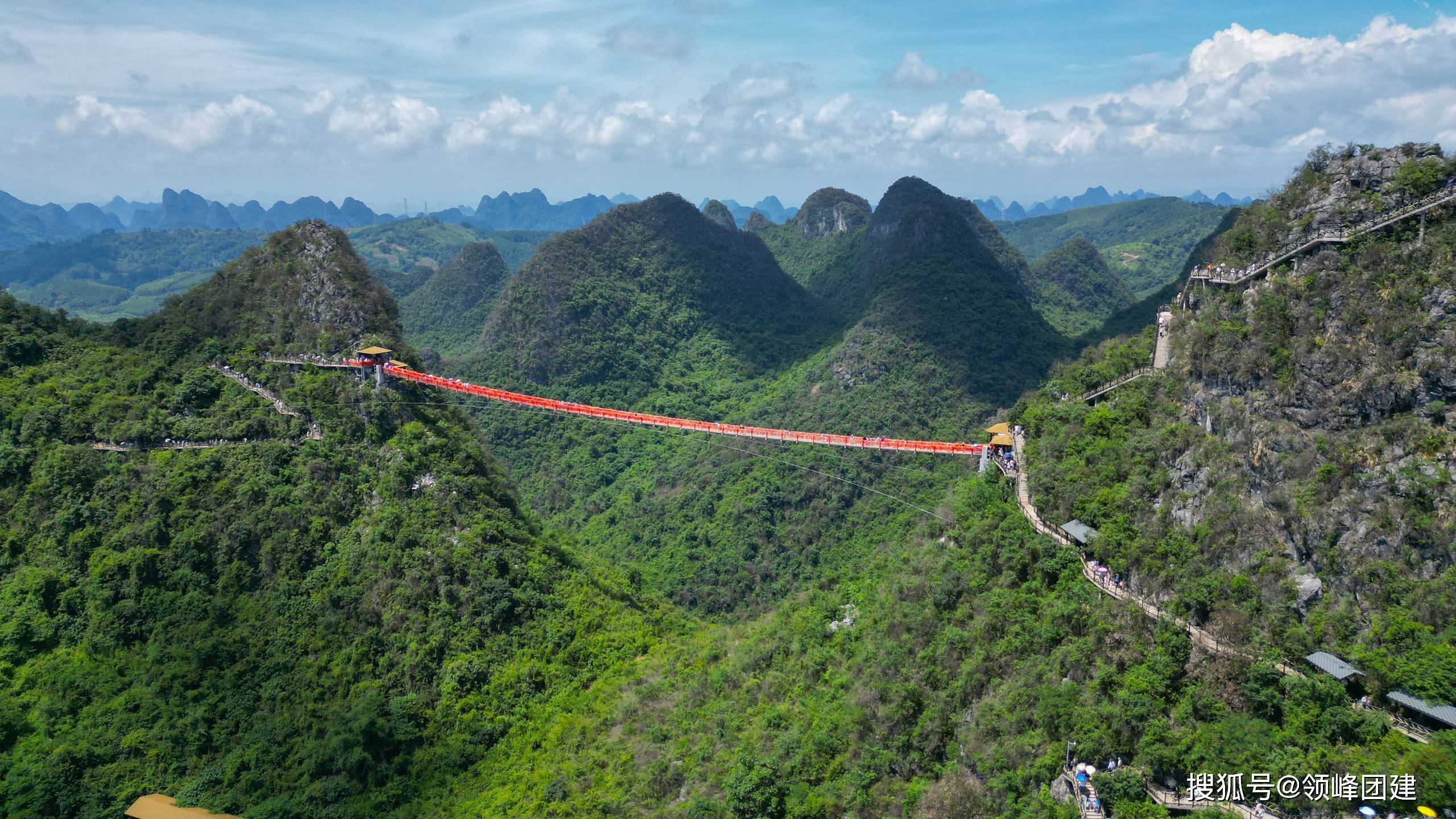 在山顶欣赏阳朔千峰万岭的壮观景象,如意峰索道景区因形似中国传