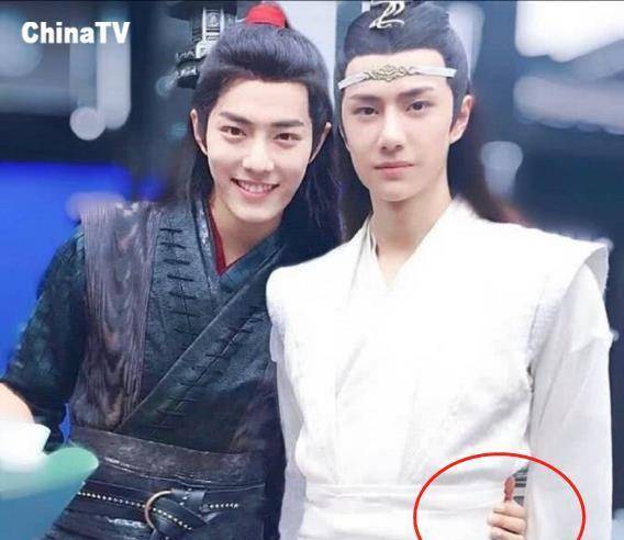 肖战王一博剧外合照有谁注意到肖战的手放哪吗?太甜了!