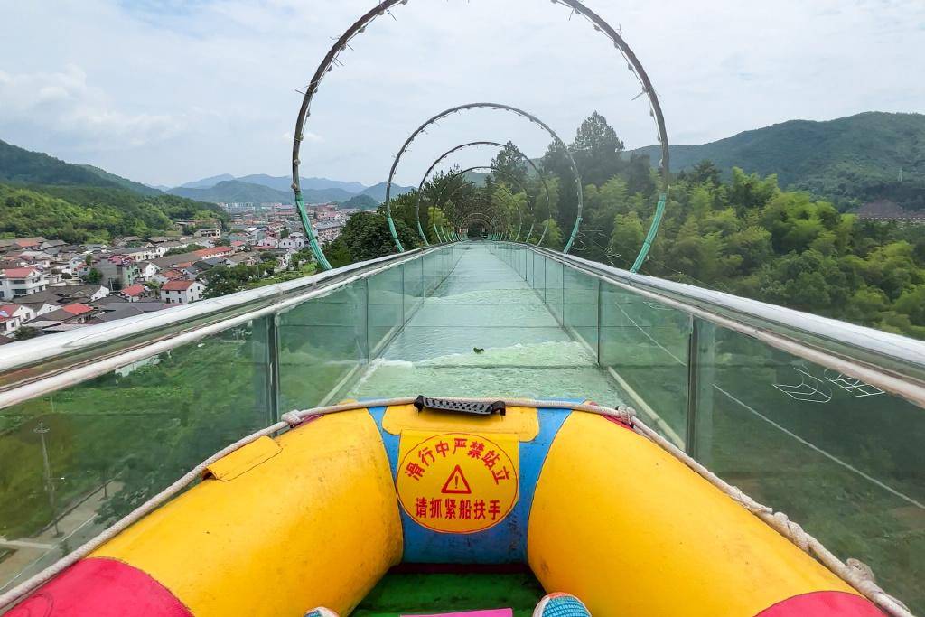 好水,好风光"的生态品牌,不仅有300余亩荷花田,还有高空玻璃桥,高空