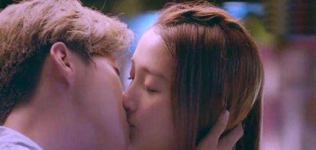 五位女星的荧幕初吻,关晓彤献给了鹿晗,刘诗诗拍哭了_袁弘_刘亦菲