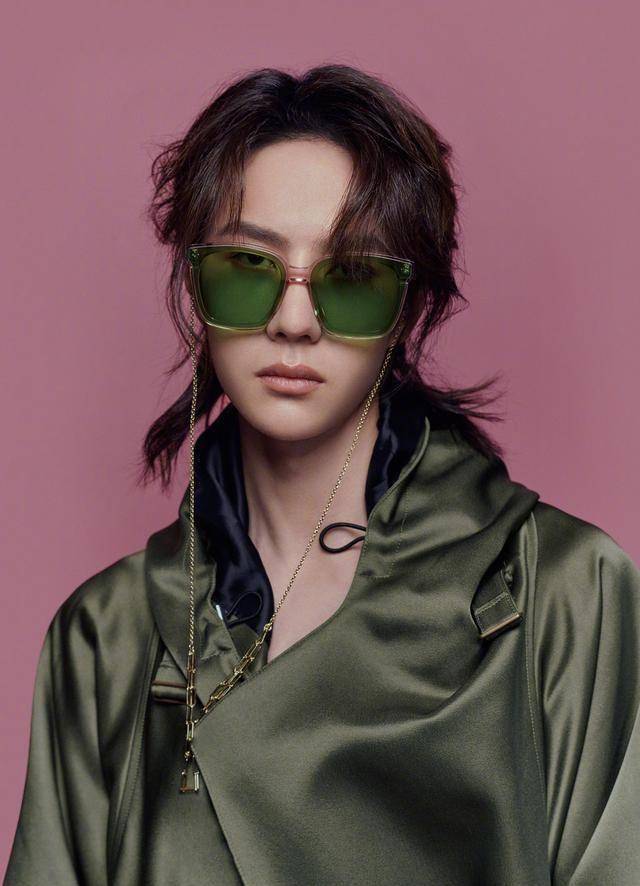 王一博登《时装男士》封面,长卷发似漫画男主,侧脸棱角叫人叹服_少年