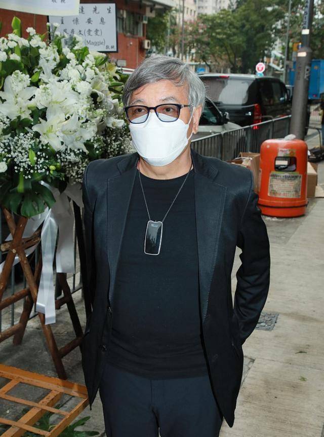 当天,吴孟达好友田启文穿着黑色西装现身,即使戴着眼镜也难掩疲惫之感