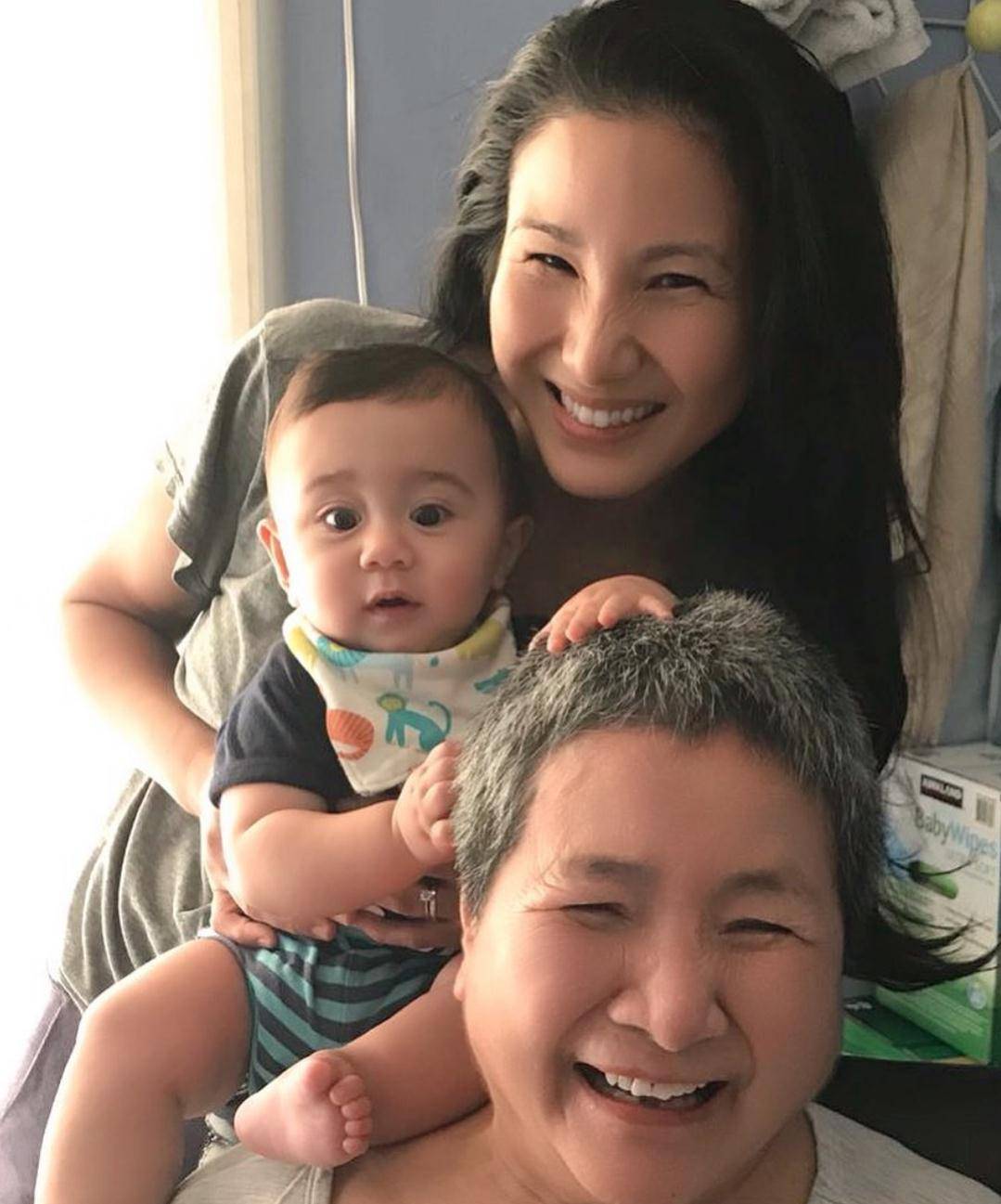 郑佩佩混血外孙1岁了!