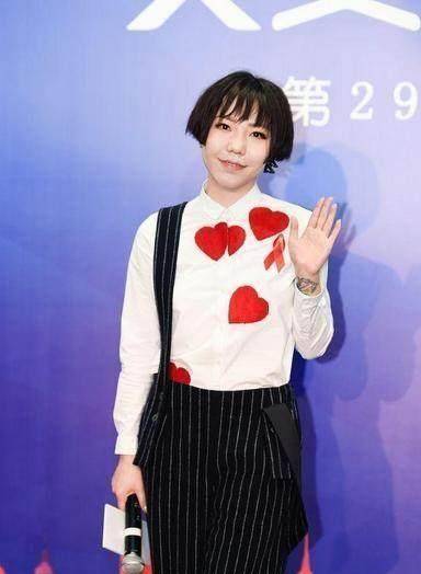吴莫愁胖出新高度啦?颧骨都要冲出屏幕了!_短发_黑色_白色