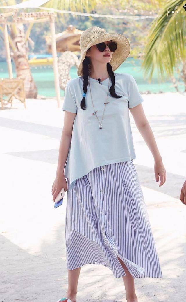 原创大s在街上被拍到没有身材和气质,穿着乡村风格的家居服,没有素人