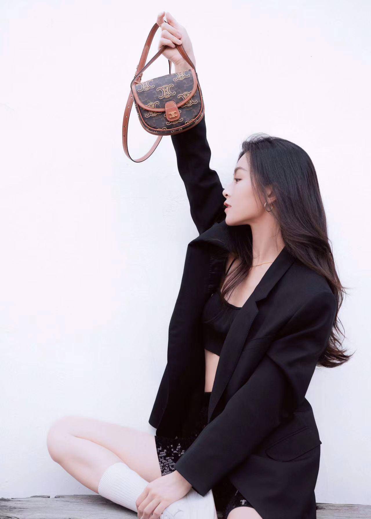 甜辣风学文咏珊穿搭,黑色西装搭配白色鞋,经典又百搭_元素_基础_内容