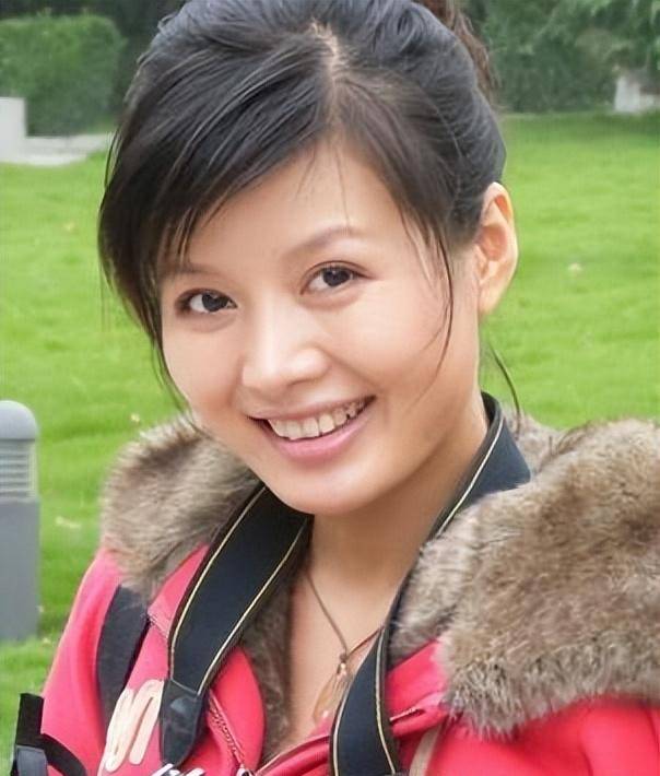 花21年捧红丈夫却被不忠诚,45岁独自带娃的"火凤凰"程愫如今怎样_傅